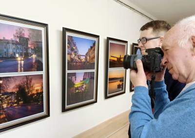 Фотоснимки утренних пейзажей и вечерней городской жизни можно увидеть на выставке молодого автора Алексея Алексейчика в галерее фотоклуба «Гродно»