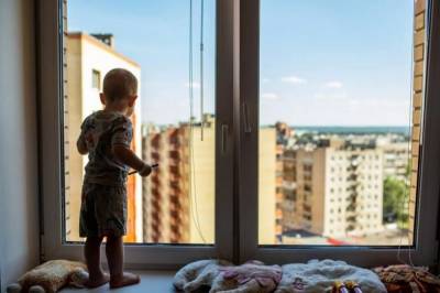 Девочка выпала из окна восьмого этажа в Санкт-Петербурге