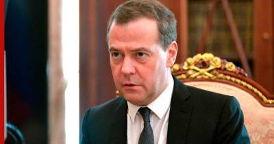 Медведев объяснил свои слова об обязательной вакцинации от COVID-19