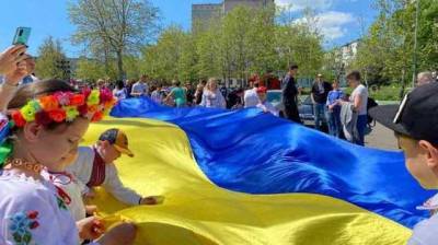 В Одесской области развернули 100-метровый флаг Украины в честь Дня вышиванки