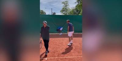 Роджер Федерер угодил мячом Гаэлю Монфису между ног - видео - ТЕЛЕГРАФ