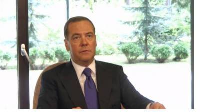 Медведев пояснил свои слова об обязательной вакцинации от COVID-19