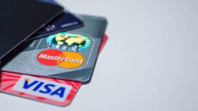 Специалисты дали совет по выбору банковской карты для поездки за границу