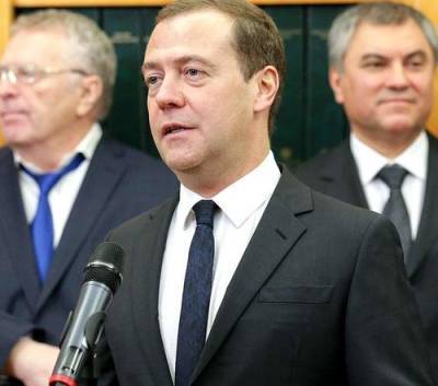 Медведев объяснил свои слова об обязательной вакцинации против коронавируса