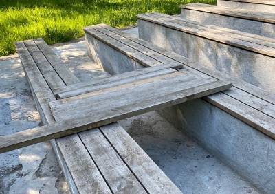 В рязанском парке Гагарина неизвестные разломали лавочки, чтобы соорудить «стол»