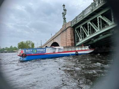 В Санкт-Петербурге прогулочный теплоход врезался в Троицкий мост