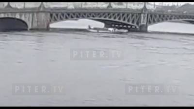 Теплоход "Ромео" врезался в мост в Петербурге