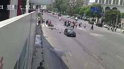Видео из Сети. Инвестор-неудачник протаранил толпу пешеходов