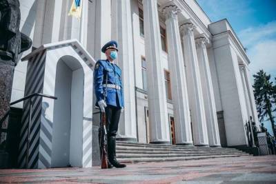 В Украине возобновили традицию поднятия государственного флага возле Верховной Рады (ФОТО)