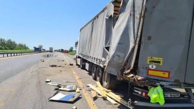 В Ростовской области грузовик столкнул автобус с дороги — есть погибшие среди пассажиров