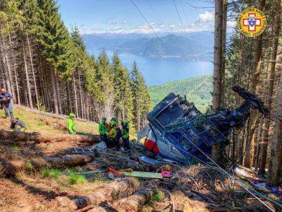 Несколько человек погибли из-за падения кабины фуникулера на севере Италии
