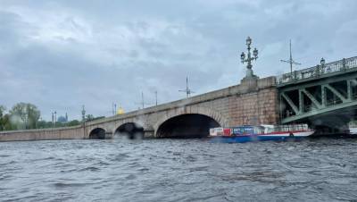 МЧС опровергло навал прогулочного теплохода на опору Троицкого моста