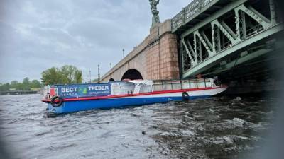 Теплоход столкнулся с Троицким мостом в Петербурге, начата проверка