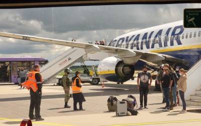 Представитель аэропорта Минск: после досмотра пассажиров самолета Ryanair будет принято решение о вылете