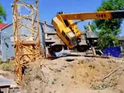 В Ростове строительный кран упал на газопровод