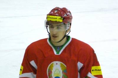 Белорусский хоккеист Лисовец на носилках покинул лёд в матче против шведов