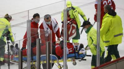 Хоккеист сборной Белоруссии Лисовец получил травма и на носилках покинул лёд в матче ЧМ