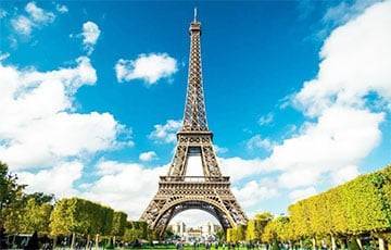 В Париже Эйфелева башня стала частью оптической иллюзии