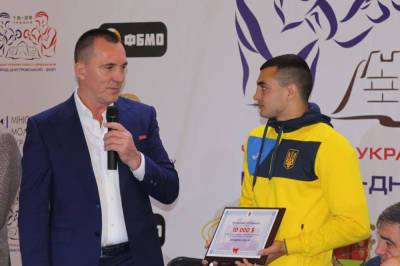 Чемпион мира по боксу Юрий Захареев получил в подарок квартиру в Одессе