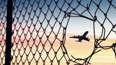 Литва требует освободить севший в Минске самолет