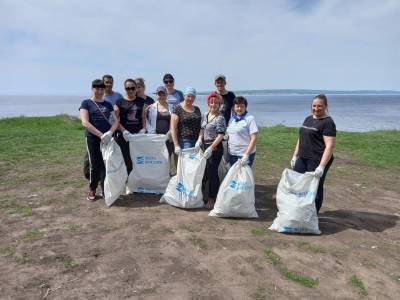 Старомайнские добровольцы волжский берег очистили от мусора