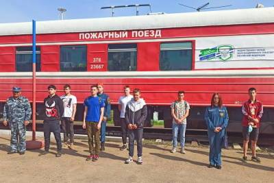 Смоленские студенты заглянули в пожарный поезд, готовый доставить до 240 тонн воды