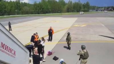Опубликованы кадры с места экстренной посадки самолета в Минске