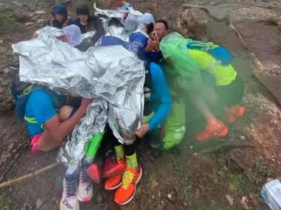 Люди лежали на камнях с пеной у рта: участник китайского марафона, где погиб 21 спортсмен, рассказал о пережитом ужасе
