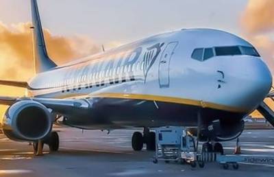 Самолет Ryanair подготовлен к вылету и начал движение по взлетно-посадочной полосе