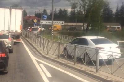 Архангельские водители объехали пробку на железнодорожном мосту по тротуару