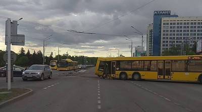 Женщина-пассажир автобуса пострадала при столкновении легковушки с общественным транспортом
