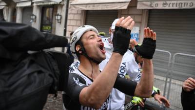 Кампенартс выиграл 15-й этап веломногодневки «Джиро д’Италия»