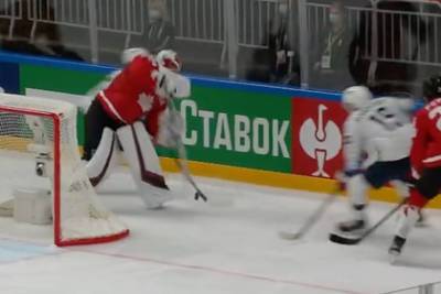 Джейсон Робертсон - Вратарь сборной Канады по хоккею рассмешил фанатов нелепо пропущенной шайбой - lenta.ru - Канада - Латвия