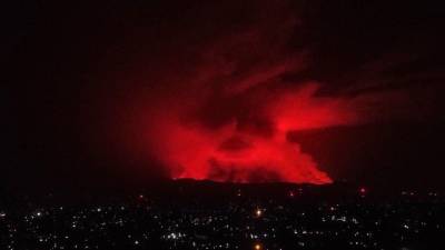 Ад на Земле: африканский вулкан-убийца заливает жилые районы лавой — видео