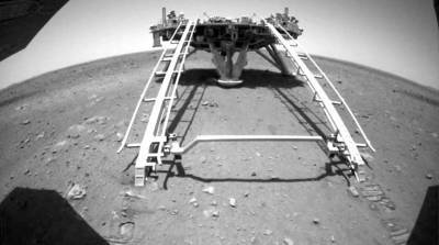 Марсоход Zhurong спустился с трапа посадочного модуля на поверхность Марса
