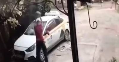 В Воронеже мужчина булыжником разбил такси и попал на видео