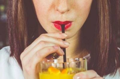 Почему желательно не пить через пластиковую трубочку