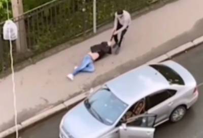 В Петербурге таксист жестко высадил упрямого пассажира из салона автомобиля