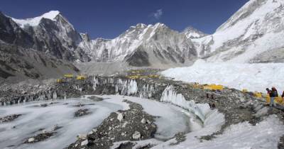 Альпинисты массово заражаются коронавирусом в базовом лагере на Эвересте — The Guardian - tsn.ua - Непал