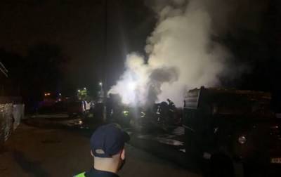 Масштабное ДТП в Киеве: грузовик наехал на легковое авто и загорелся