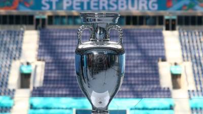 Прибытие реликвии: в Петербург привезли кубок Чемпионата Европы по футболу