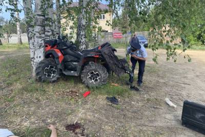 На Урале квадроцикл врезался в дерево: водитель погиб, пассажир в больнице