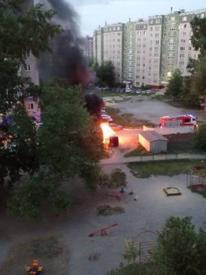 Во дворе на северо-западе Челябинска утром сгорел микроавтобус