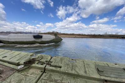 В Бурятии военные инженеры навели понтонную переправу через реку