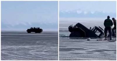 На Байкале два грузовика на ходу провалились под лед (2 фото + 2 видео)