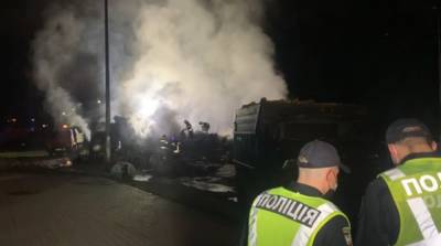 ДТП в Киеве: грузовик наехал на легковой автомобиль и загорелся