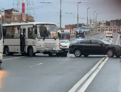У Кантемировского моста произошло ДТП с маршруткой
