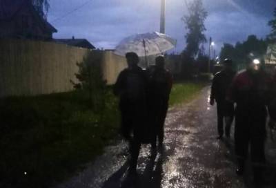 Спасатели вывели троих с шестимесячным ребенком из леса в Тосненском районе