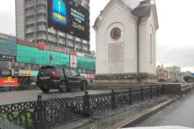 В Новосибирске разыскивают водителя Lexus за парковку у часовни на Красном проспекте