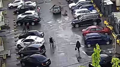 Петербурженка прокатила сбитого пешехода на капоте своей иномарки